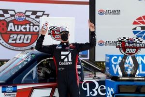 Race winner Kyle Busch, Kyle Busch Motorsports, Toyota Tundra Cessna