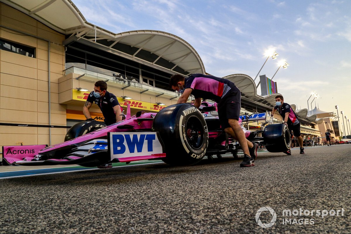 Mecánicos empujan el monoplaza de Lance Stroll de Racing Point RP20 a los pits