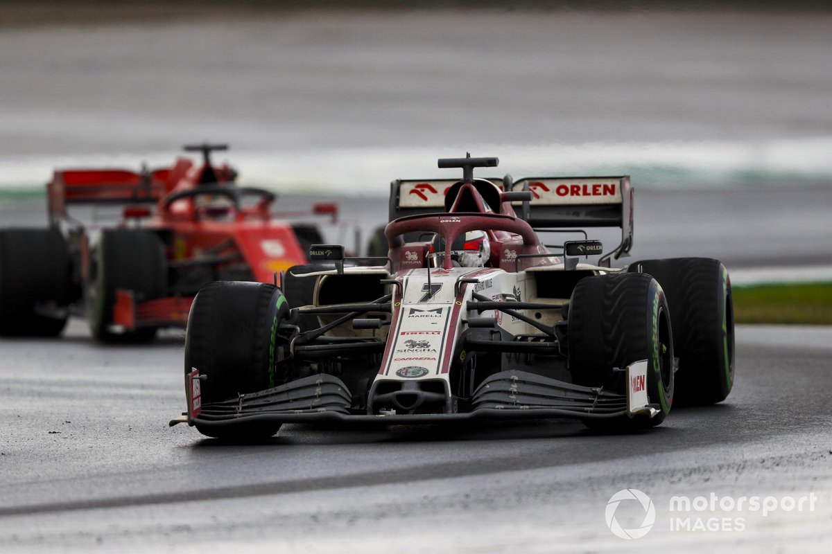 Kimi Raikkonen memacu mobil Alfa Romeo Racing C39 di depan pembalap Ferrari Sebastian Vettel dalam race GP Turki 2020.