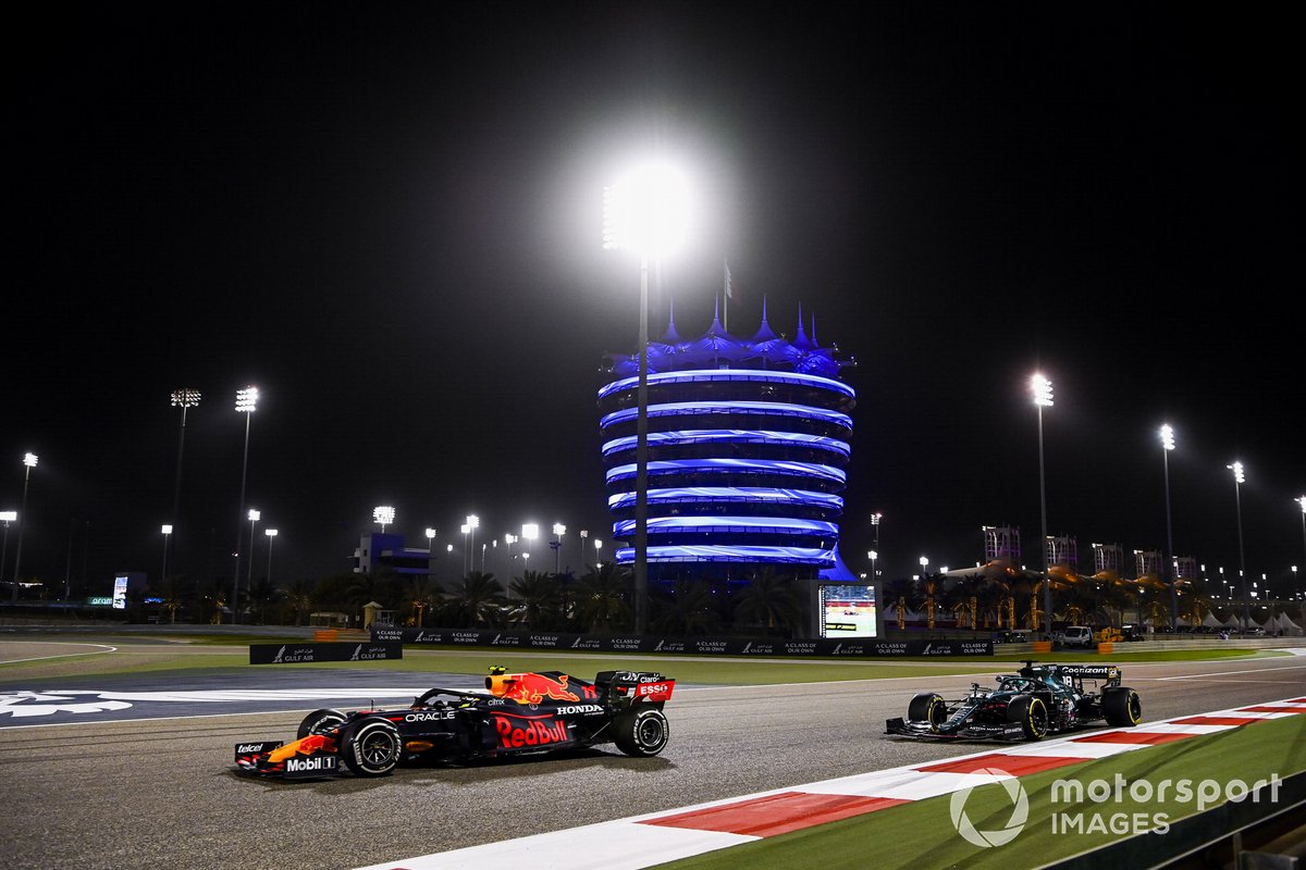 Sergio Pérez, Red Bull Racing RB16B, Lance Stroll, Aston Martin AMR21
