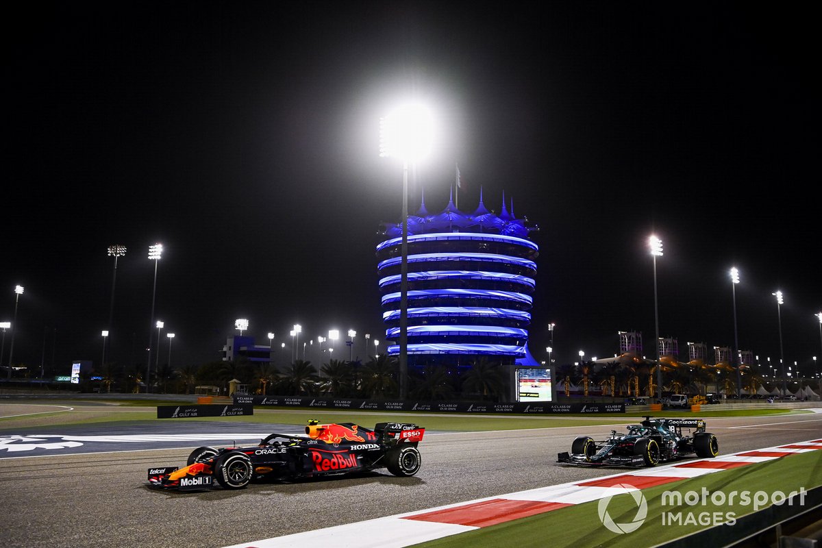 Sergio Perez, Red Bull Racing RB16B, Lance Stroll, Aston Martin AMR21