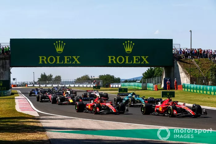 Charles Leclerc, Ferrari SF-23, Carlos Sainz, Ferrari SF-23, Fernando Alonso, Aston Martin AMR23, Sergio Pérez, Red Bull Racing RB19, el resto de la parrilla en la salida.