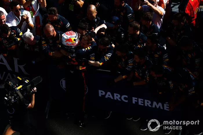 Max Verstappen, Red Bull Racing, 1ª posición, lo celebra con su equipo a su llegada al Parc Ferme