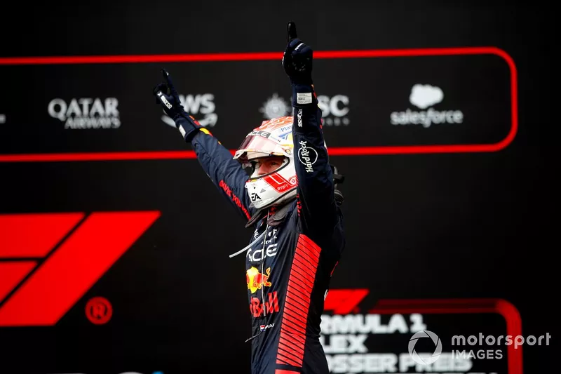 Max Verstappen, Red Bull Racing, 1° posizione, festeggia all'arrivo in Parco Chiuso