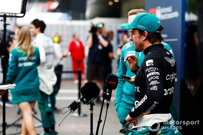 Fernando Alonso, Aston Martin F1 Team, es entrevistado tras la clasificación