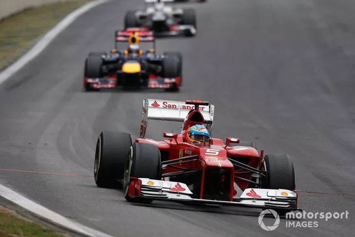 Fernando Alonso, Ferrari F2012, y Sebastian Vettel, Red Bull RB8 Renault