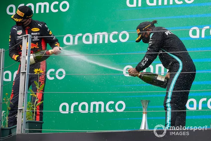 Podio: ganador Lewis Hamilton, Mercedes-AMG Petronas F1, segundo lugar Max Verstappen, Red Bull Racing 
