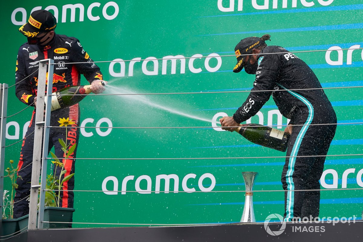 Max Verstappen, Red Bull Racing, e Lewis Hamilton, Mercedes-AMG Petronas F1 sul podio