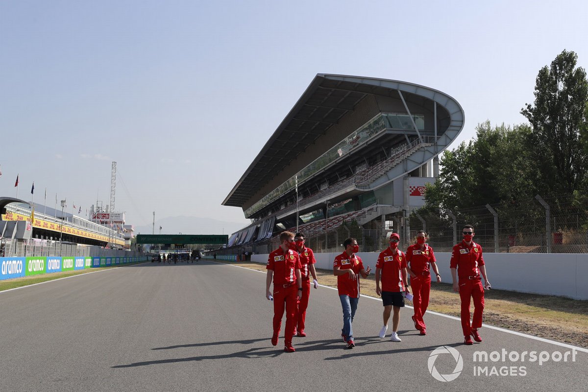 Sebastian Vettel, Ferrari, Marc Gené y otros miembros del equipo