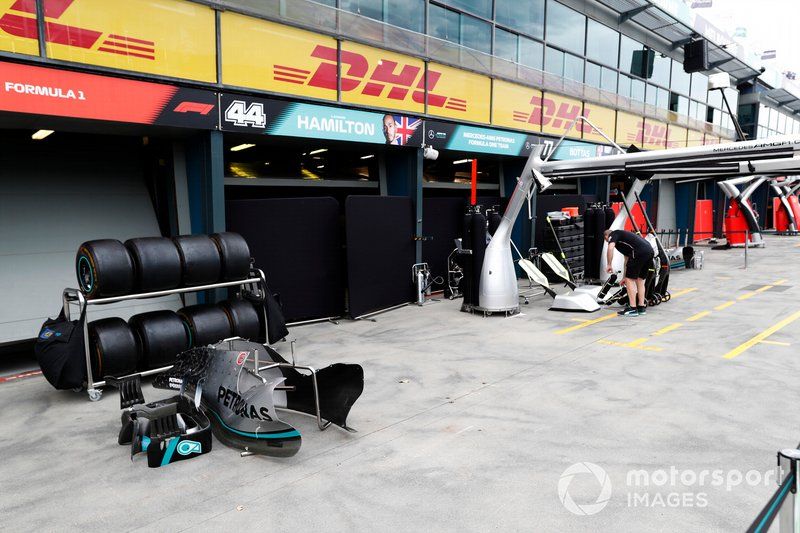 El equipo de Mercedes comienza a empacar en el pit lane