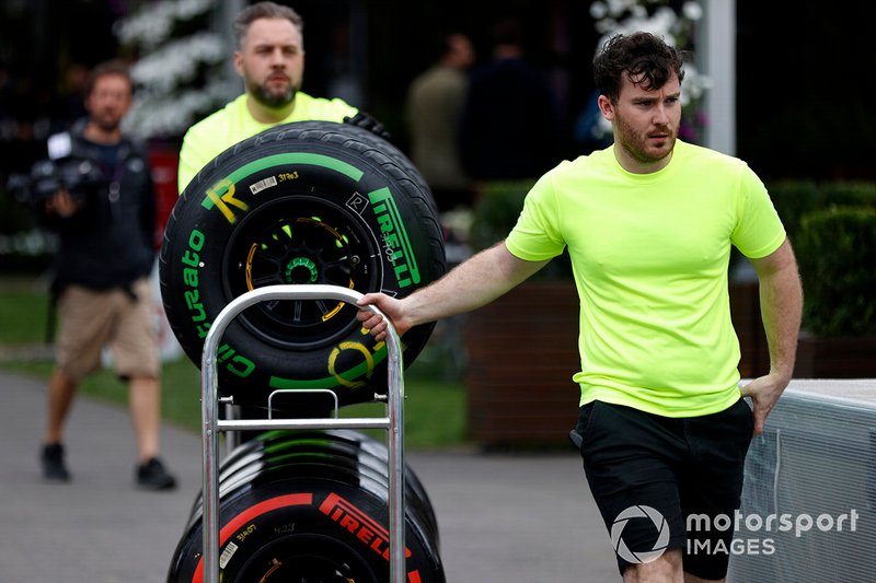 Personale della Pirelli che sposta le gomme dal paddock