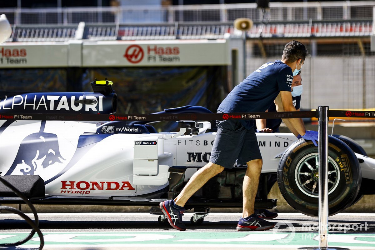 Les mécaniciens poussent la monoplace de Pierre Gasly, AlphaTauri AT01