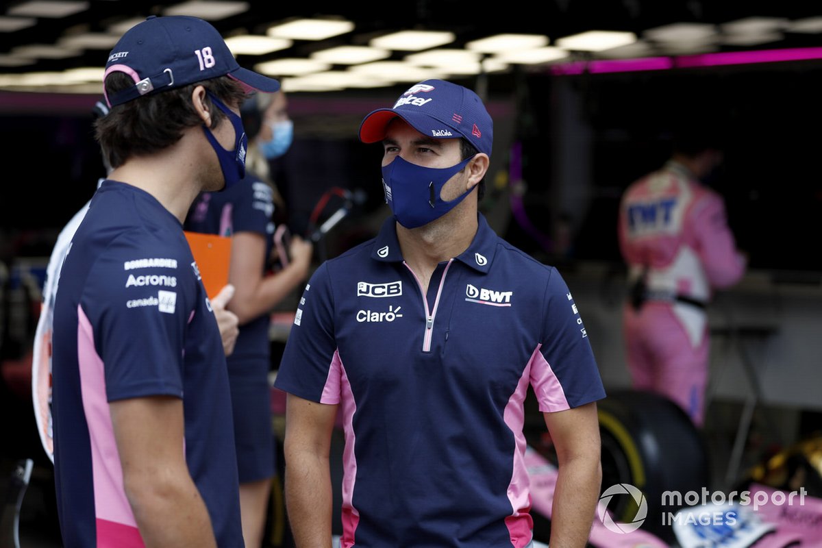 Lance Stroll, Racing Point e Sergio Perez, Racing Point parlano in pit lane.