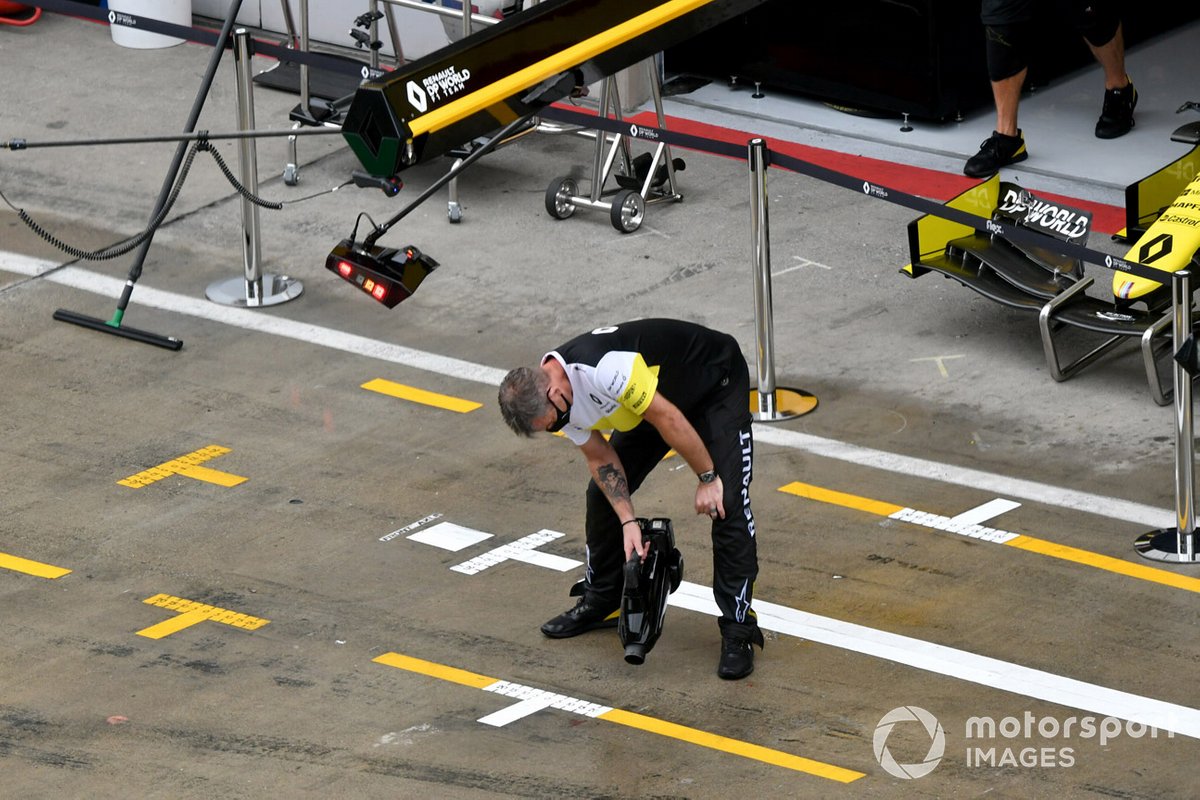 El equipo Renault seca el pit lane