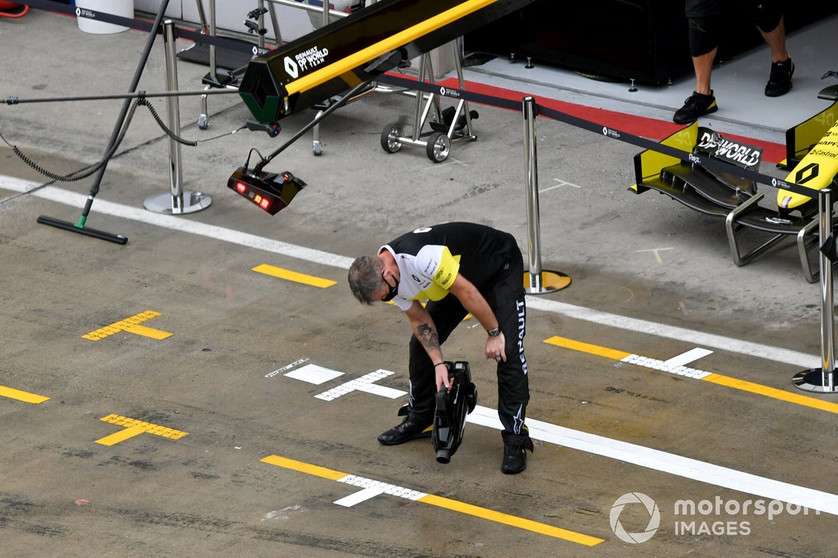 Renault team dry the pit lane 