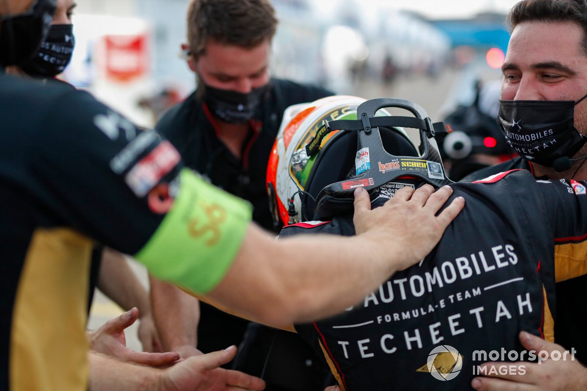 Antonio Félix da Costa, DS Techeetah celebra su victoria en el campeonato con su equipo.