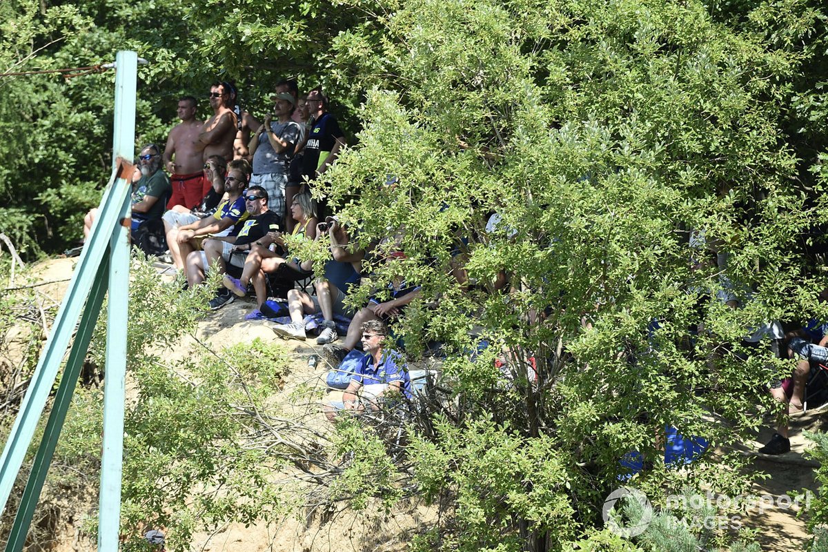 Crowds on the circuit boundaries