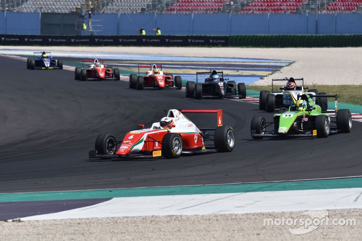 Sebastián Montoya, Prema Powerteam, davanti a, Filip-Ioan Ugran, Jenzer Motorsport, e al resto del gruppo