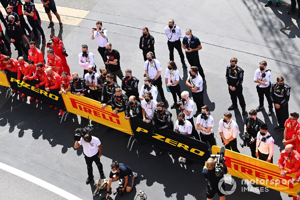 Los miembros de los equipos de Ferrari, Red Bull y Mercedes se reúnen en el podio