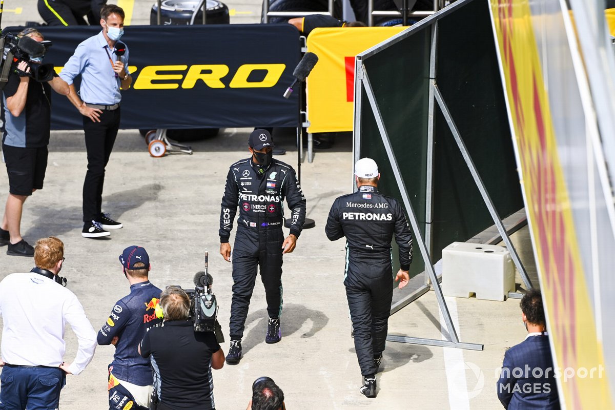 Il Pole man Lewis Hamilton, Mercedes-AMG F1, e Valtteri Bottas, Mercedes-AMG F1, nel Parc Ferme