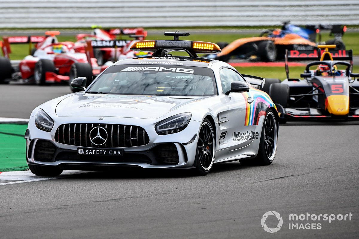 Safety Car precede Liam Lawson, Hitech Grand Prix