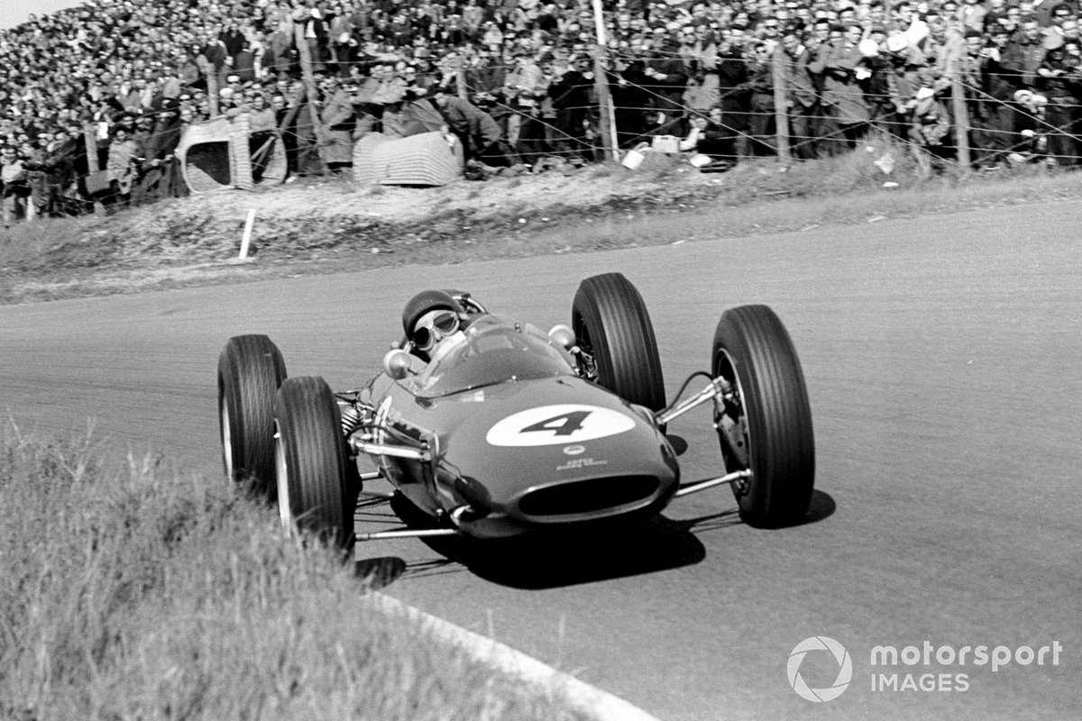 6.- Jim Clark: 10125 km