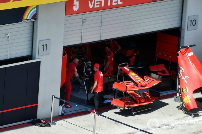 Mick Schumacher, Prema Racing con un mecánico de Ferrari mira el Ferrari SF1000 