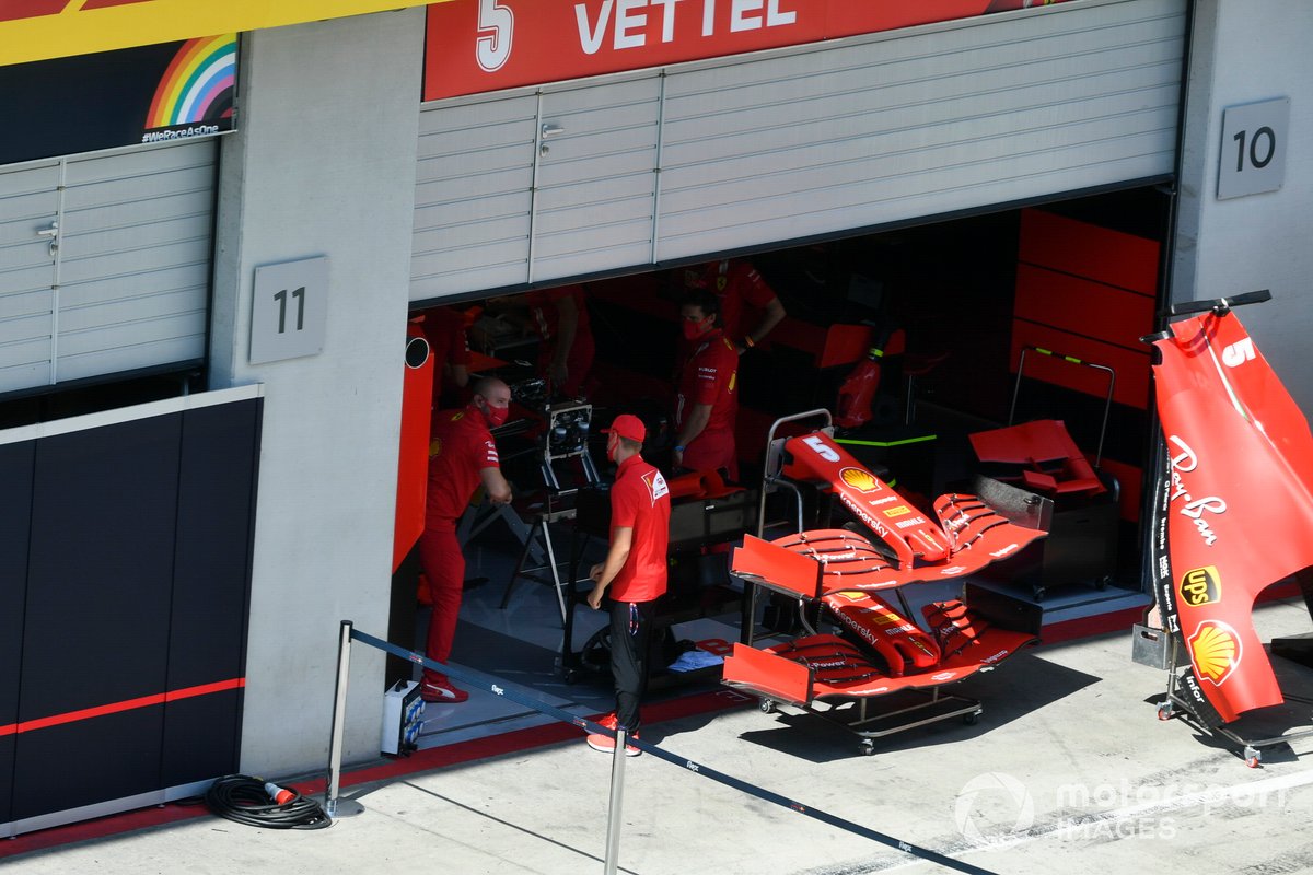 Mick Schumacher, Prema Racing con un mecánico de Ferrari mira el Ferrari SF1000