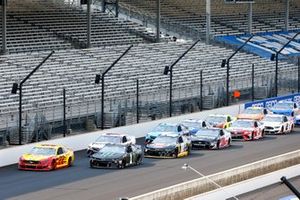 Joey Logano, Team Penske, Ford Mustang Shell Pennzoil, Kurt Busch, Chip Ganassi Racing, Chevrolet Camaro Monster Energy green flag start