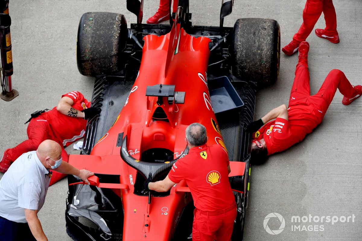 I meccanici della Ferrari con l'auto di Sebastian Vettel, Ferrari SF1000, dopo i problemi tecnici