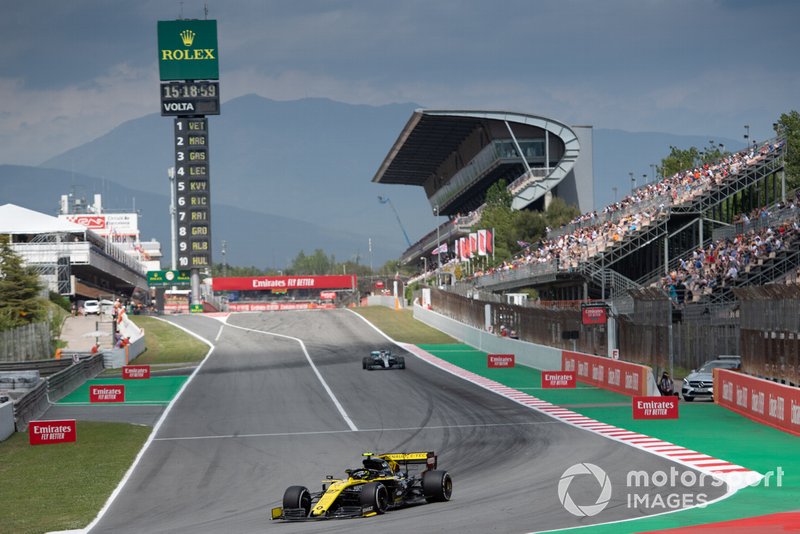 Nico Hulkenberg, Renault R.S. 19, leads Lewis Hamilton, Mercedes AMG F1 W10