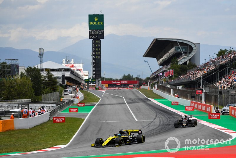 Daniel Ricciardo, Renault R.S.19, leads Kevin Magnussen, Haas F1 Team VF-19