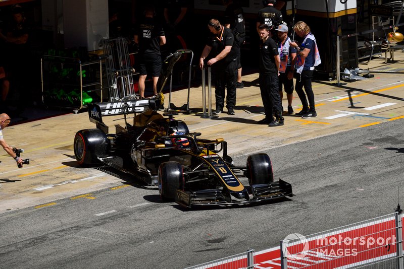 Romain Grosjean, Haas F1 Team VF-19, lascia il garage