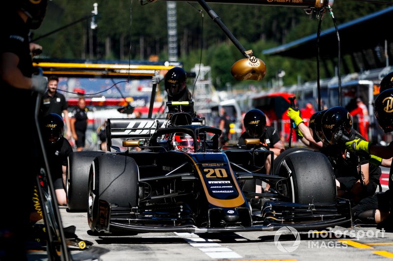 Kevin Magnussen, Haas F1 Team VF-19, ai box durante le prove libere