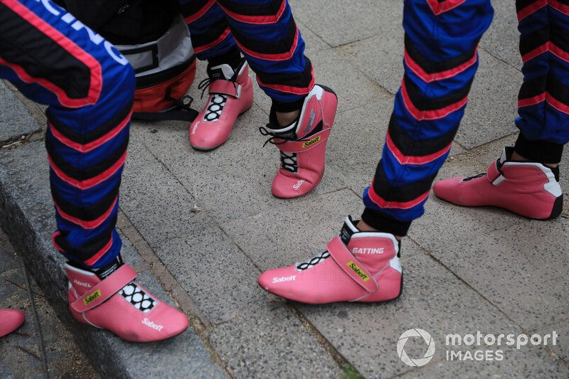 #83 Kessel Racing Ferrari 488 GTE: Manuela Gostner, Rahel Frey, Michelle Gatting shoes