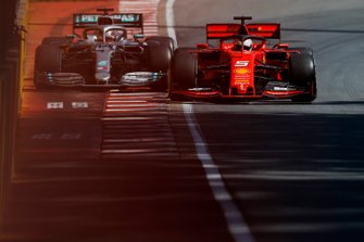 Sebastian Vettel, Ferrari SF90 ve Lewis Hamilton, Mercedes AMG F1 W10