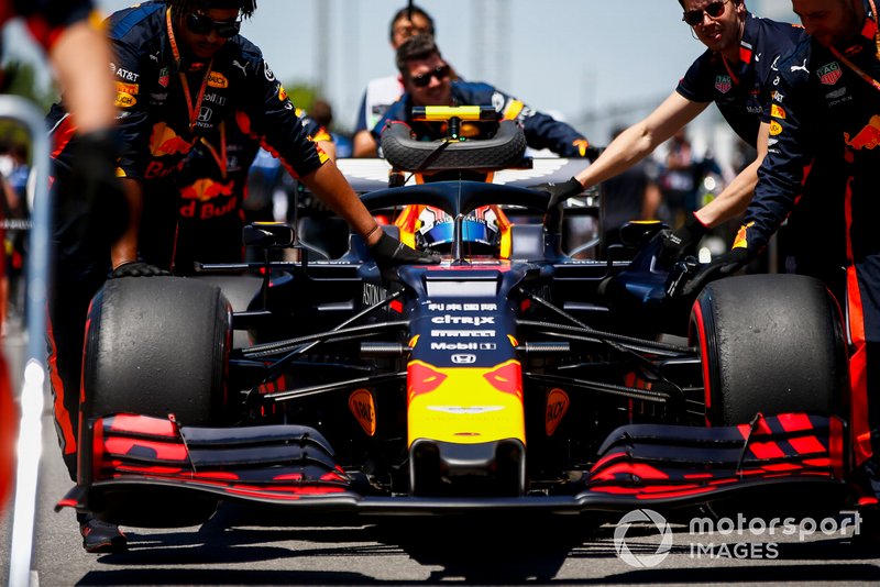 Pierre Gasly, Red Bull Racing RB15, arrives on the grid