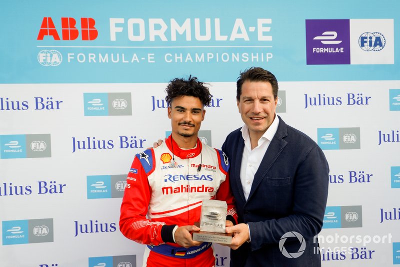 Pascal Wehrlein, Mahindra Racing, riceve il premio pole position da Marco Parroni, Capo del Global Sponsoring, Managing Director SA Julius Baer