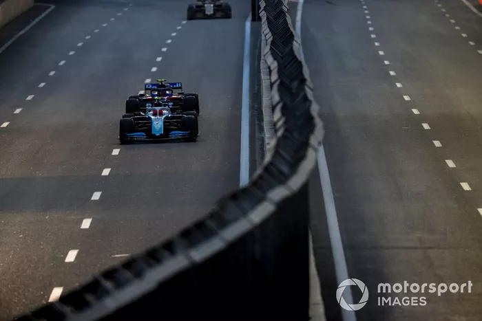 Robert Kubica, Williams FW42, precede Alexander Albon, Toro Rosso STR14