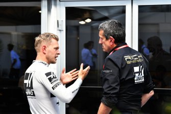Kevin Magnussen en Guenther Steiner, Team Principal, Haas F1