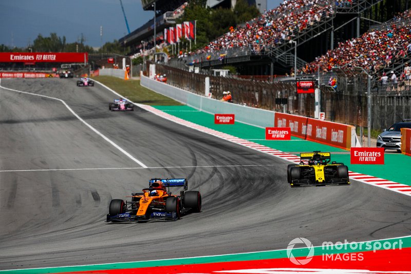 Carlos Sainz Jr., McLaren MCL34, leads Daniel Ricciardo, Renault R.S.19