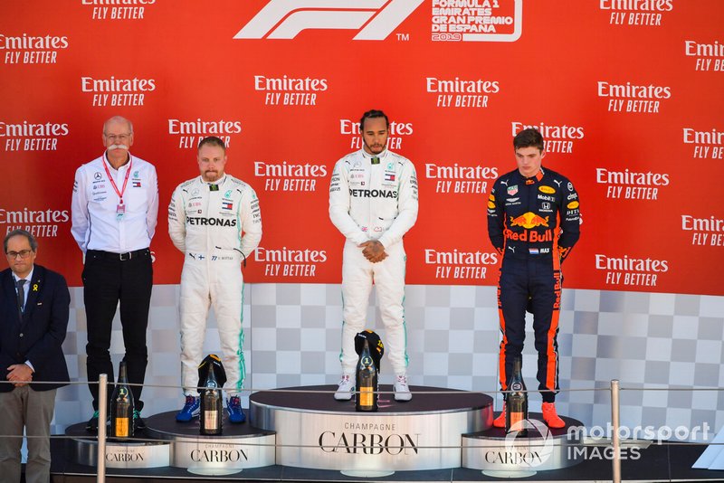 Dr Dieter Zetsche, CEO, Mercedes Benz,Valtteri Bottas, Mercedes AMG F1, secondo posto, Lewis Hamilton, Mercedes AMG F1, primo posto, e Max Verstappen, Red Bull Racing, terzo posto, sul podio