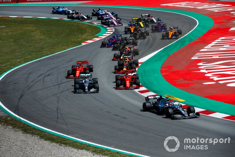 Lewis Hamilton, Mercedes AMG F1 W10, Valtteri Bottas, Mercedes AMG W10, Sebastian Vettel, Ferrari SF90 y Charles Leclerc, Ferrari SF90 al inicio