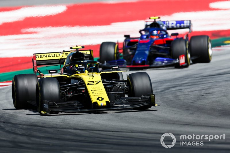 Nico Hulkenberg, Renault R.S. 19, leads Alexander Albon, Toro Rosso STR14