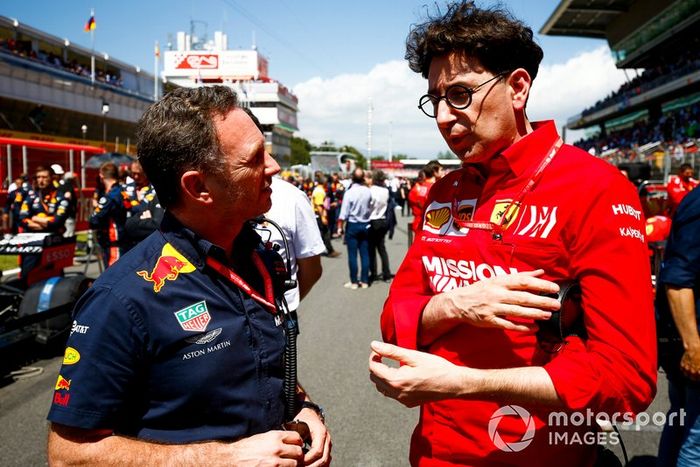 Christian Horner, Team Principal, Red Bull Racing, habla con Mattia Binotto, Director Ferrari