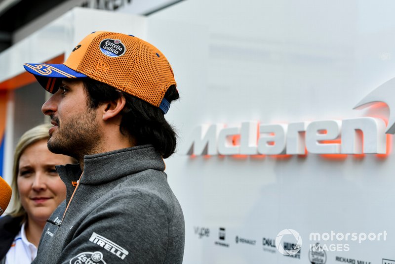 Carlos Sainz Jr., McLaren con los medios