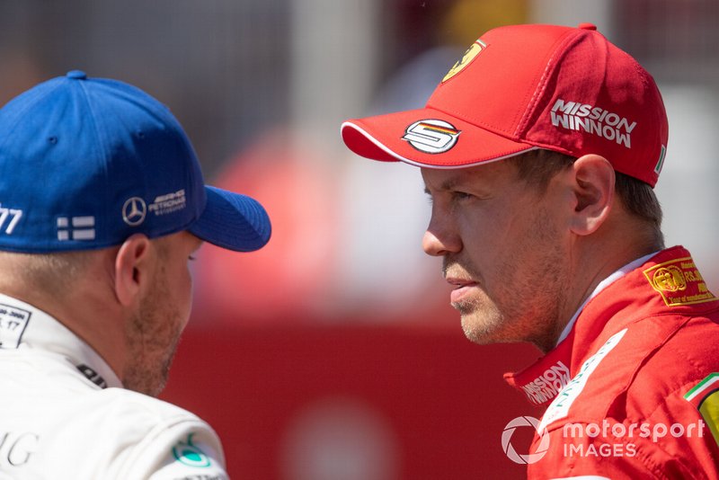Le poleman Valtteri Bottas, Mercedes AMG F1, avec Sebastian Vettel, Ferrari
