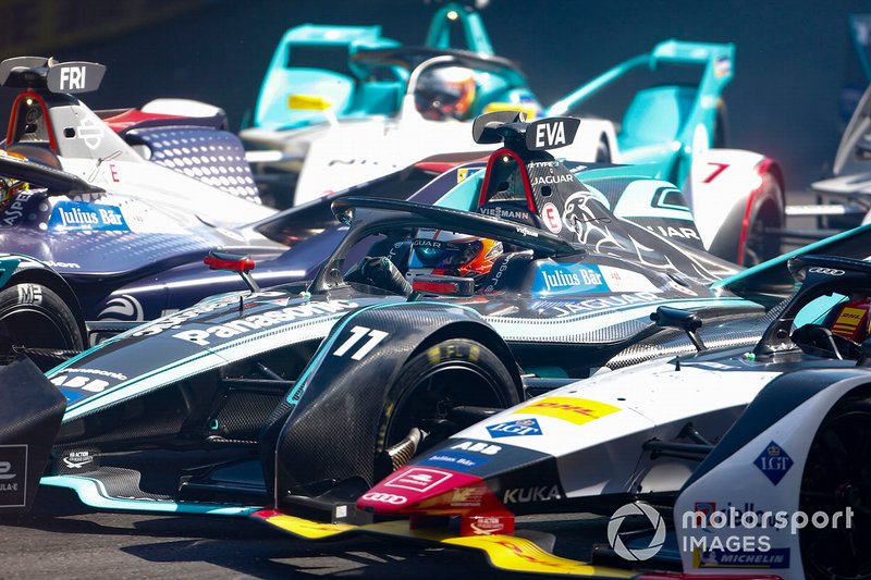 Robin Frijns, Envision Virgin Racing, Audi e-tron FE05, Mitch Evans, Panasonic Jaguar Racing, Jaguar I-Type 3, Lucas Di Grassi, Audi Sport ABT Schaeffler, Audi e-tron FE05 all go side by side
