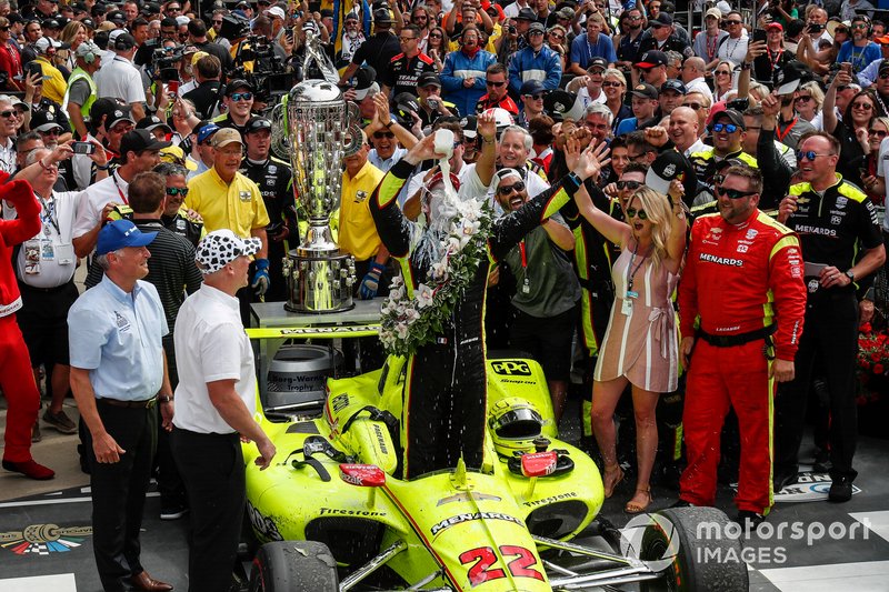 Simon Pagenaud, Team Penske Chevrolet fête sa victoire avec la traditionnelle bouteille de lait