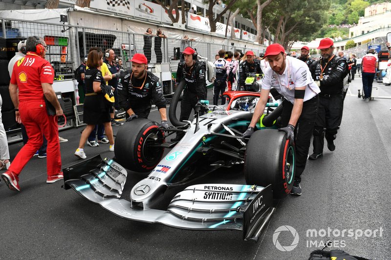 Valtteri Bottas, Mercedes AMG W10, arrives on the grid